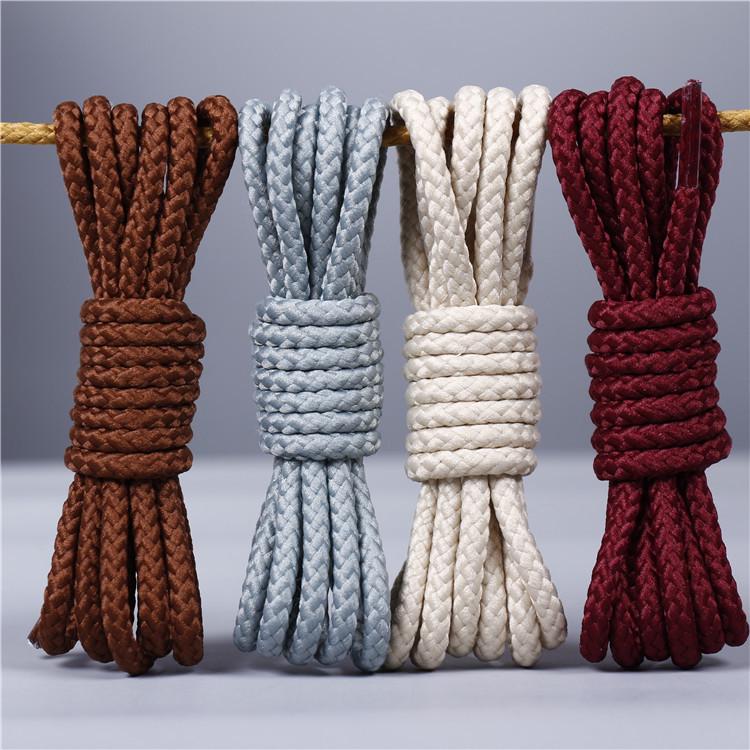 Martin Høy-Topp Militærstøvler i Skinn: Britisk hverdagsklær med runde svarte og hvite skolisser.