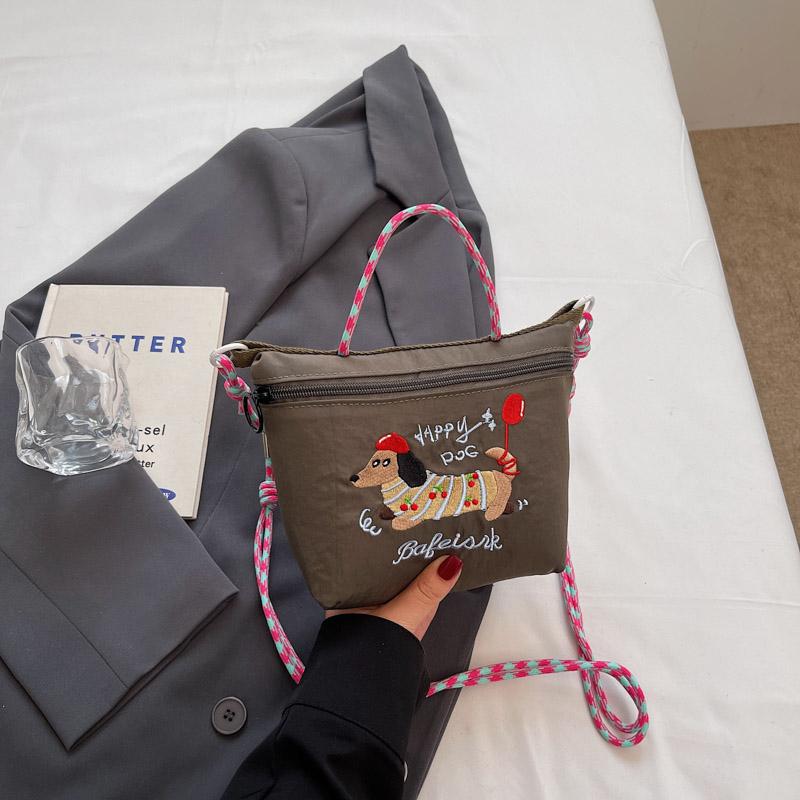 Embroidered dog handbag made of nylon for women; Japanese-style casual bag for commuting and going out; versatile single shoulde