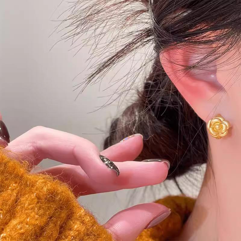 Golden Camellia Ear Buckle Earrings Women's Retro Light Luxury Minimalist Personalized Advanced Temperament Everyday Ear Jewelry