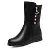 Inverno Couro Macio Conforto Quente Botas de Cano Médio para Mulheres Metal Decorativo Sapatos de Algodão Mães Pelúcia Flats Botas de Neve