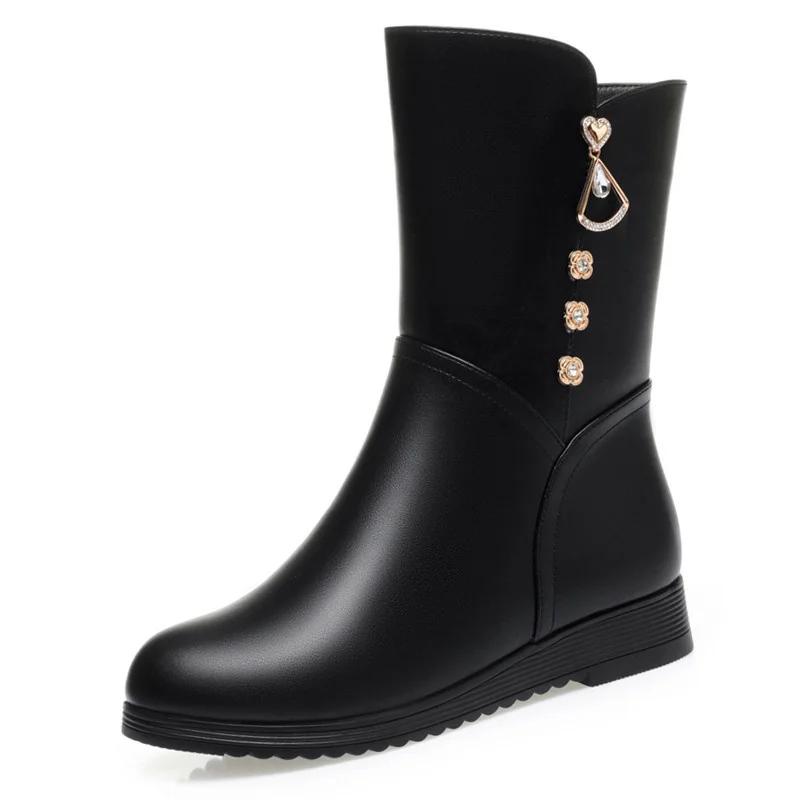 Inverno Couro Macio Conforto Quente Botas de Cano Médio para Mulheres Metal Decorativo Sapatos de Algodão Mães Pelúcia Flats Botas de Neve