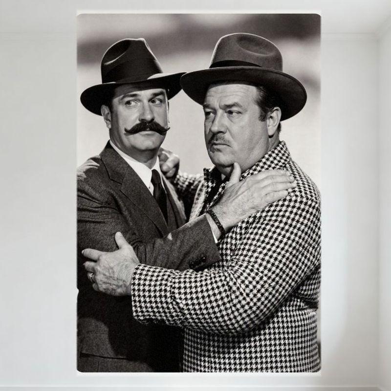 

Black & White Vintage Photo Two Men in Fedoras Embrace Metal Tin Sign Retro Wall Decor for Man Cave Bar Café Home Decoration 20x30cm（7.8x11.8inch）