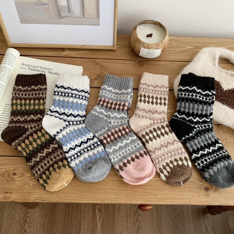 Ladies Autumn and Winter Thickened Warm Retro Culture Lingge Ethnic Wind Wool In The Barrel Pile Socks