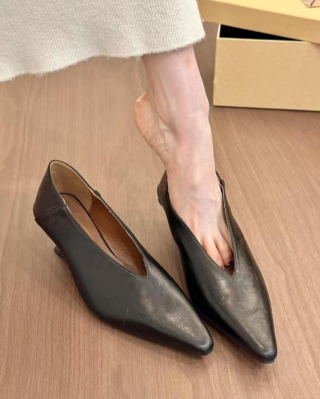 

2026Comfortable Soft Leather Style Designer Shoes Women s Pointed Non-Slip Wedge Party Women s Shoes Outdoor Casual High Heels 35
