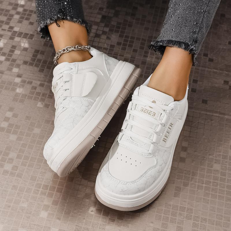Fashion Fashion White Lace Up Skateboard Shoes Women 2025 Autumn Soft Thick Bottom Casual Shoes Cute Round Toe Stitching Sneakers