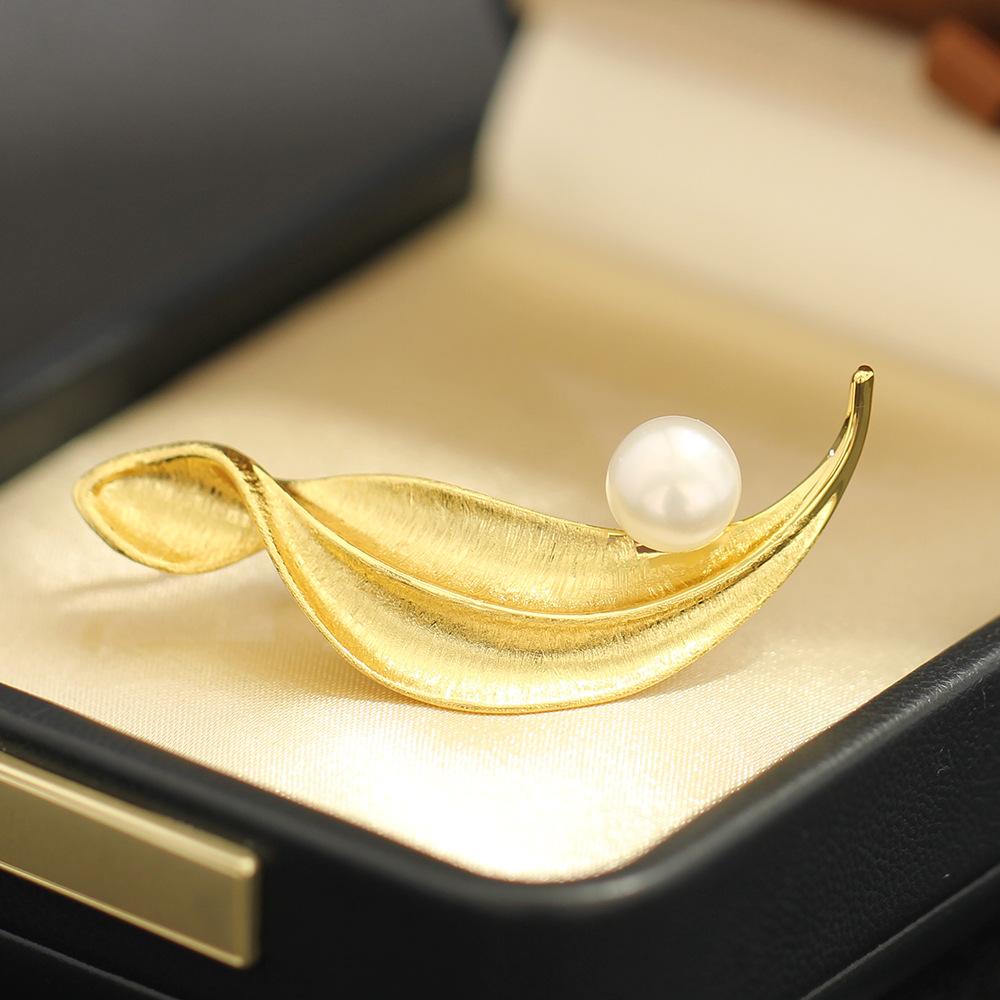 Simple and Elegant Gold Brushed Matte Leaf Brooch Temperament Natural Pearl Pod Leaf Pin Men and Women the Same Style