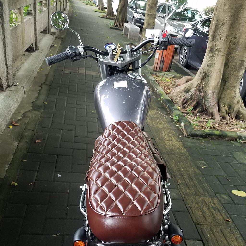 Brauner Leder Motorrad Cafe Racer Sitz Flacher Sattel für Vintage Street Bike