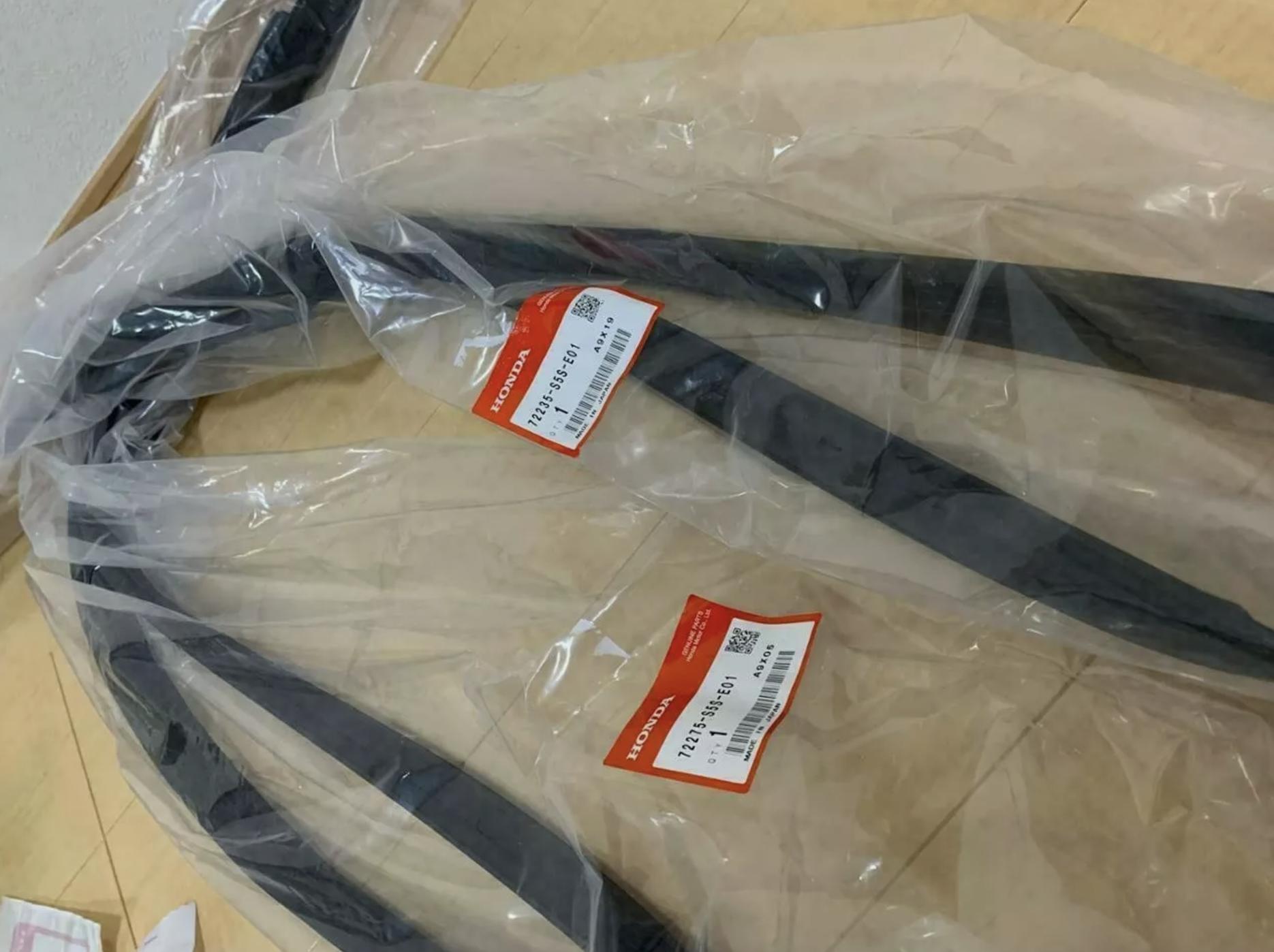 

Honda Civic EP3 Front Door Runchannel RH & LH Pair Set OEM Genuine