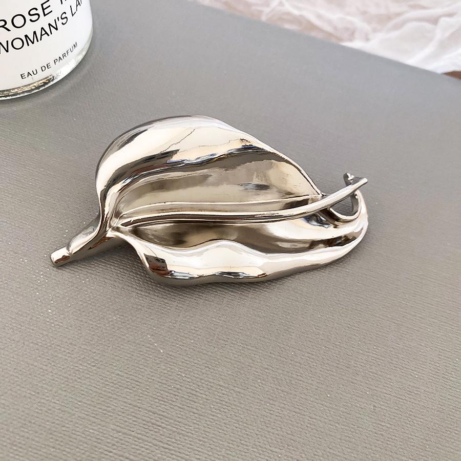 Metallische Blatt-Sonnen-Geometrische Brosche: Eleganter High-End Mode-Anstecker für Damen