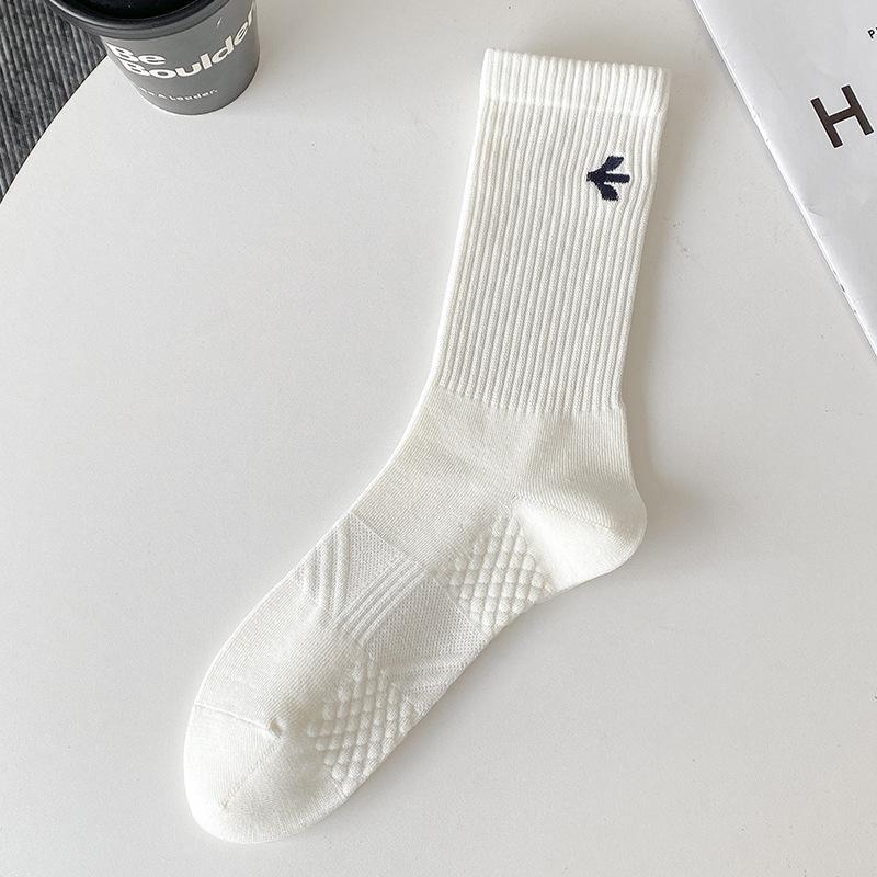 

Мужские спортивные носки, однотонные хлопковые носки, влагоотводящие и устойчивые к запаху носки средней длины, хлопковые носки с массажной подошвой и вышивкой в виде стрелки 1 pair белый