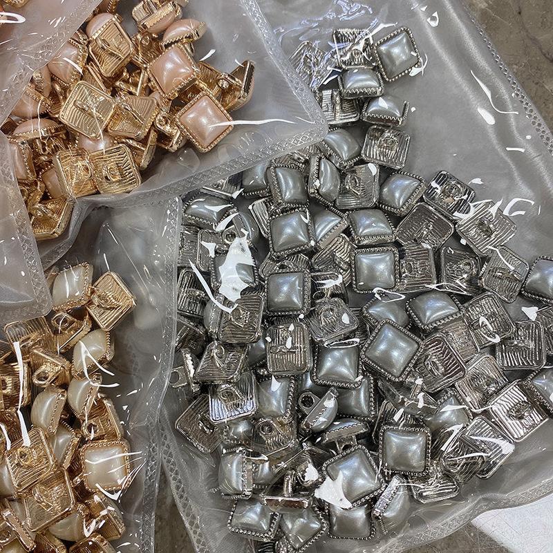 Čtvercový taiwanský diamantový kovový knoflík Koš Vlněný kardigan Dekorativní doplňek Knoflík