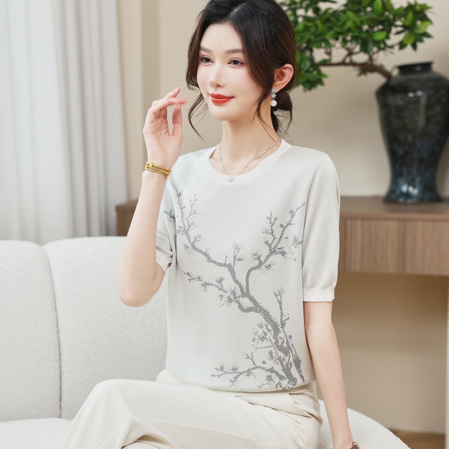 

Elegant Ice Silk Knitted Summer Shirt for Moms: 2026 Short Sleeve Casual Top for Women L (suitable for 80-100 jin) светло-серый