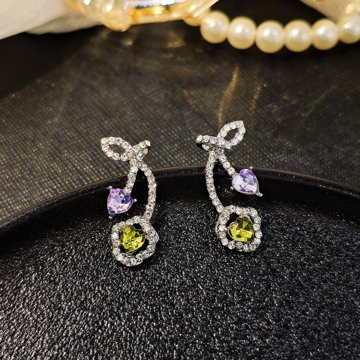 

Потрясающие и шикарные женские серьги-сердечки с бантиками и цирконами — идеальный вариант для модного образа серебряный