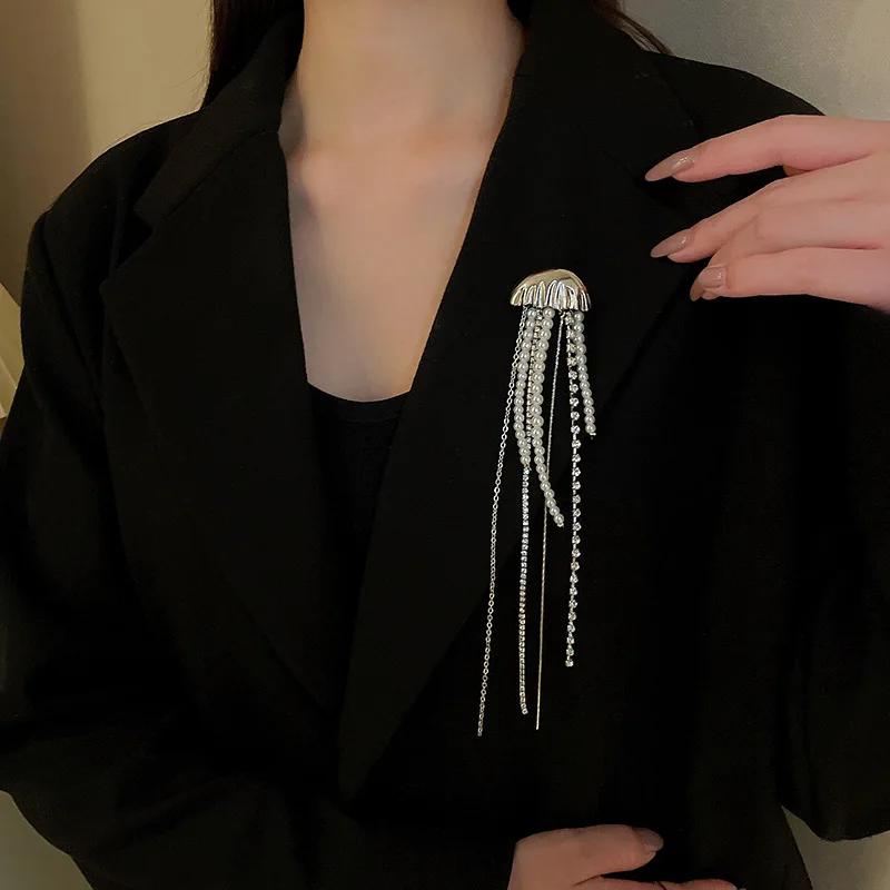 Exquisite Jellyfish Brooch Men's Fashion Suit Pin Shiny Rhinestone Pearls Long Tassel Brooches for Women Dress Party Accessories