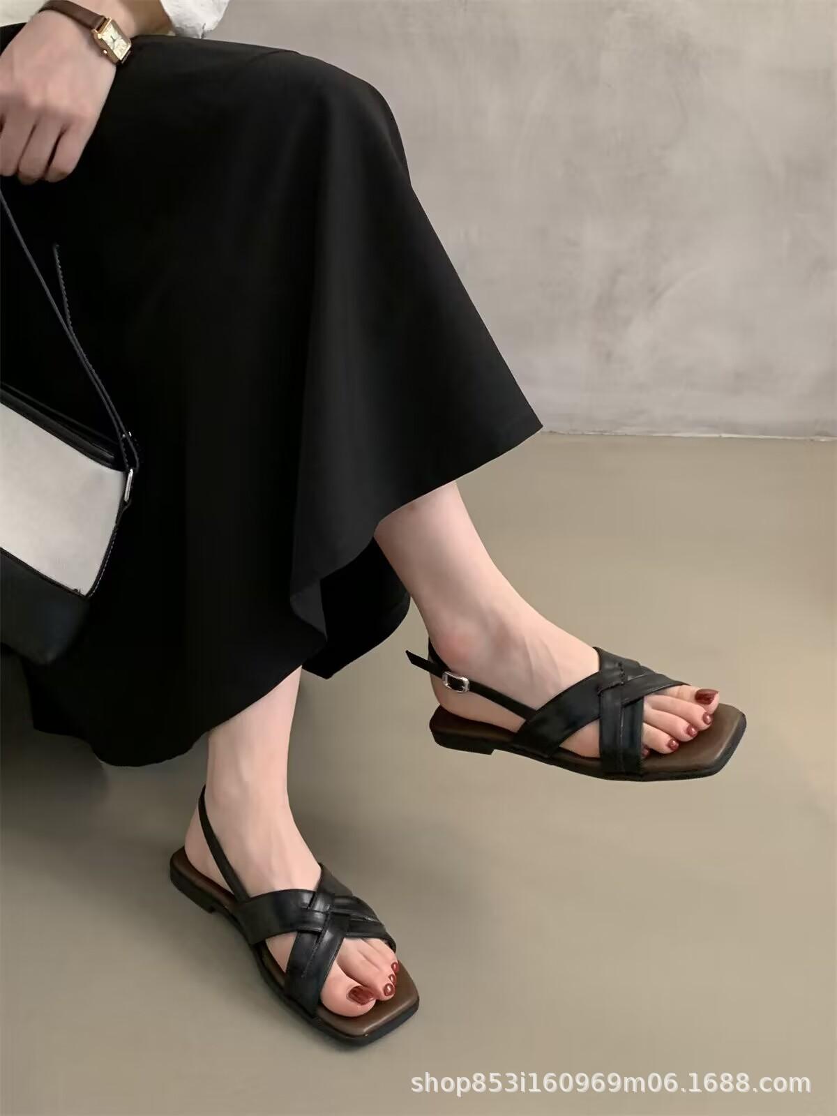 

Cross-strap outer wear square head slippers women s 2025 summer retro flat bottom fashion one-word buckle with Roman cool slippers women 40 чорний