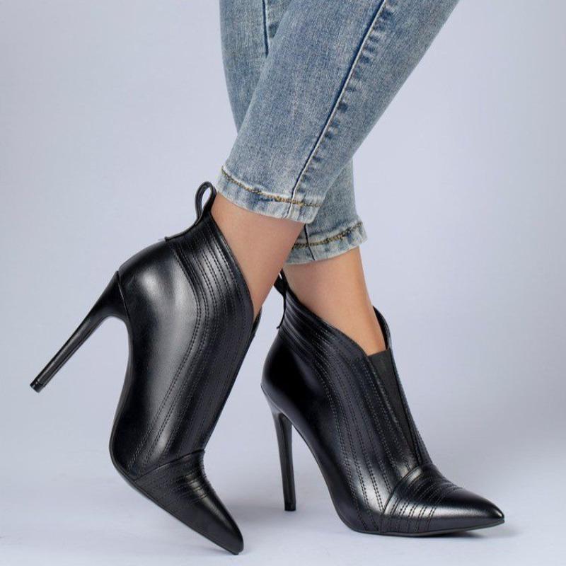 High-heeled pointed-toe style Chelsea boots are solid colors for autumn, and they are heightened and worn over short fashion boots