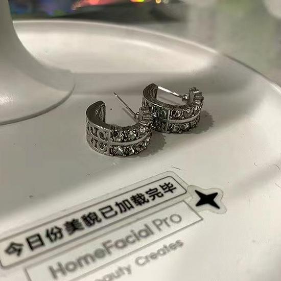 

Трендовые женские серьги-гвоздики в виде круга с передовым чувством стиля - Нишевый дизайн, Холодный стиль