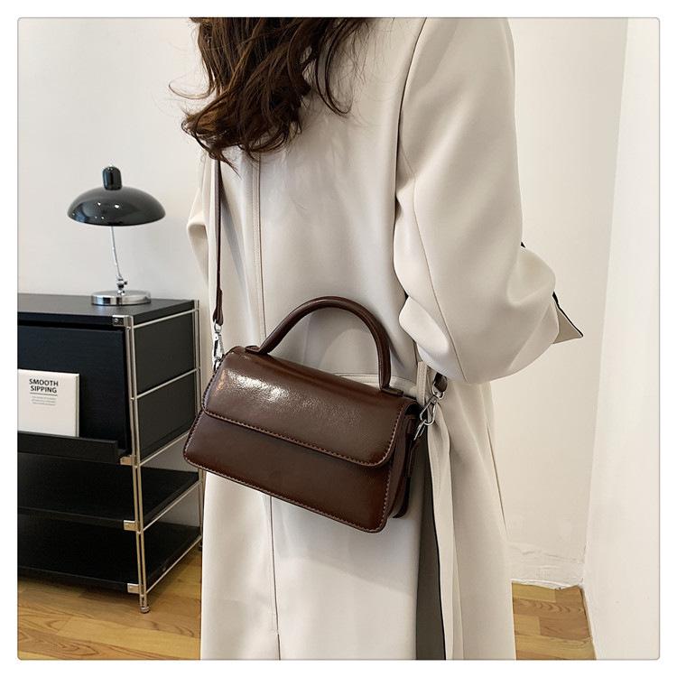 Women's Retro Textured Small Square Bag: Versatile, Fashionable, Simple, and Exquisite for Hand-Held, Shoulder, or Crossbody Use.