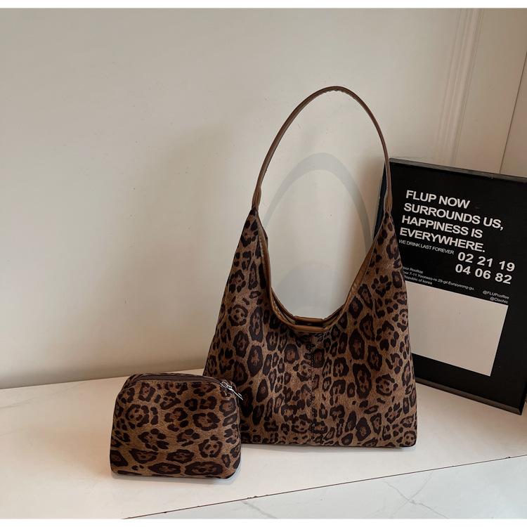 

Retro leopard print big bag women s 2025 new casual large-capacity commuter tote mother bag Korean shoulder bag tide темно-коричневого