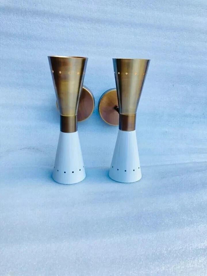 Par 1950-talls Midcentury italiensk messing Diabolo vegglamper – Design med to pærer