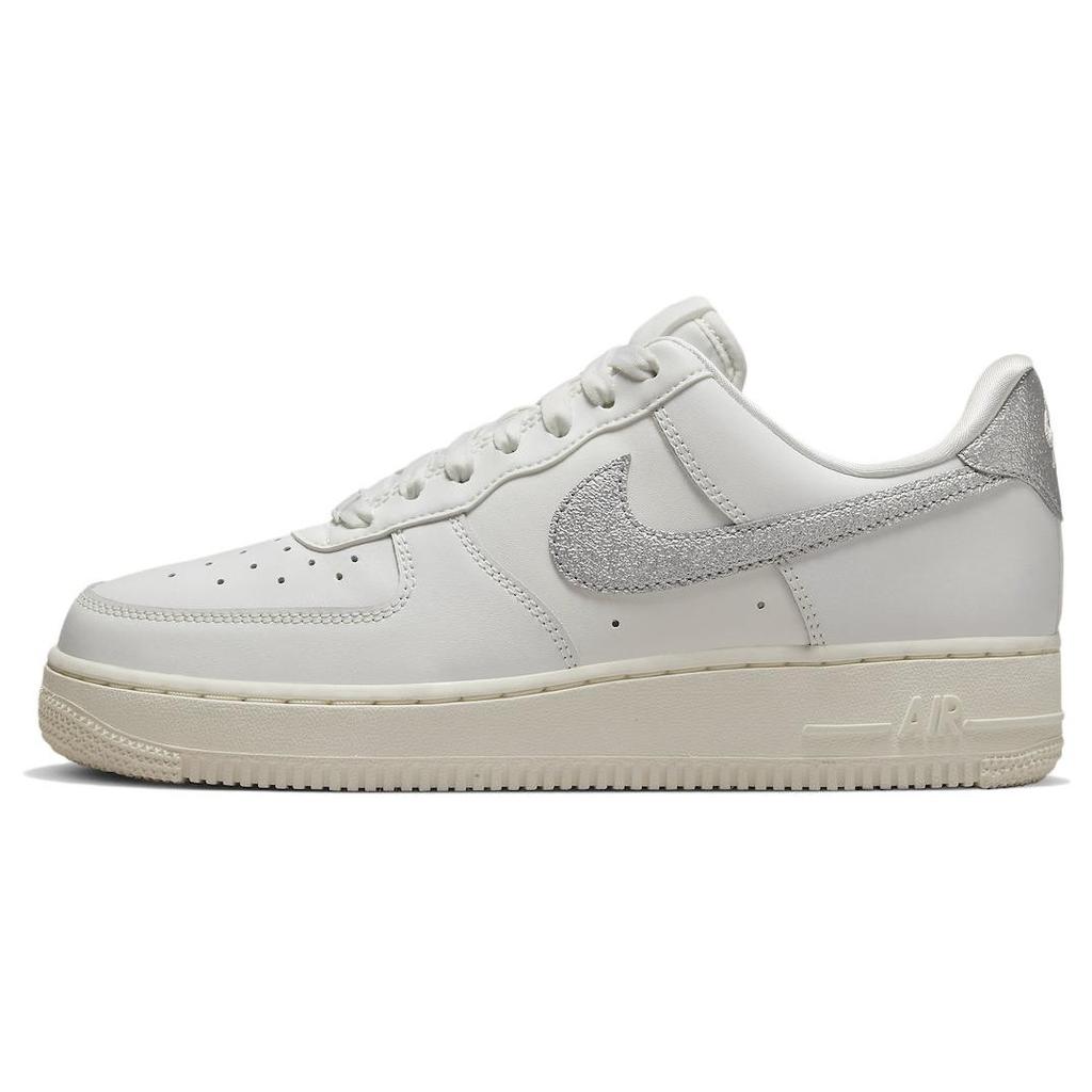 Nové dámské Nike Air Force 1 '07 Summit White Sail White Metallic Silver DQ7569-100