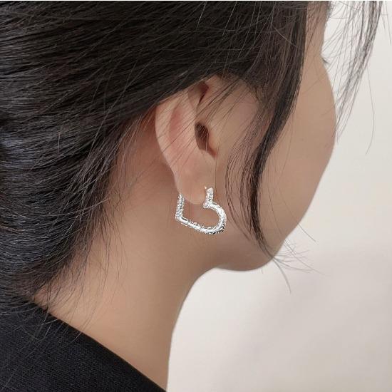 Gold and Silver Color Matching Tang Grass Pattern Love Ear Buckle New Trendy Earrings Women Ins Niche Design Advanced Sense