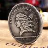 År 1781 bar Frihetsgudinnan en hattstångsplatta, silvermedalj, mynt, utländskt mynt, antik silvermynt, minnesmedalj