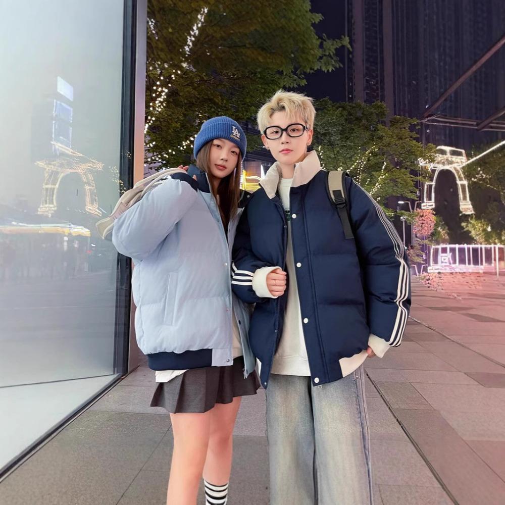 Cotton-padded clothes are popular in winter. Men's thickened jackets and women's stand-up collars are couples' three-bar bread clothes.