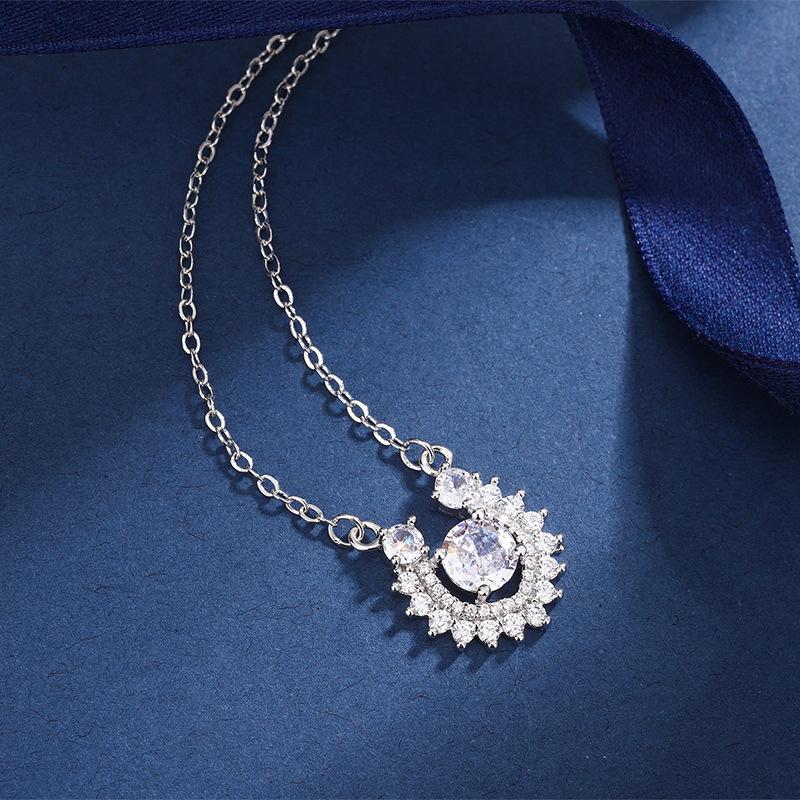 New2Carat Imitation Moissanite Horseshoe Necklace Micro-inlaid Zirconia Pendant with Eight Hearts and Eight Arrows, Plated pt950Ornament
