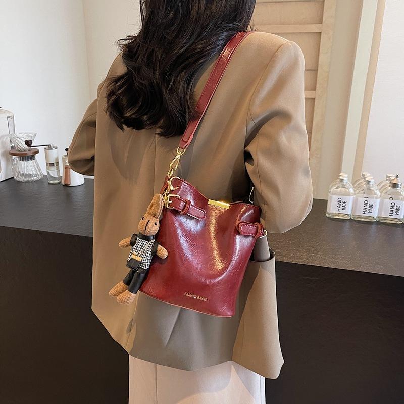 2025 Handbag Bag New Fashion Large Capacity Retro Portable Shoulder Messenger Bag Women's Bag