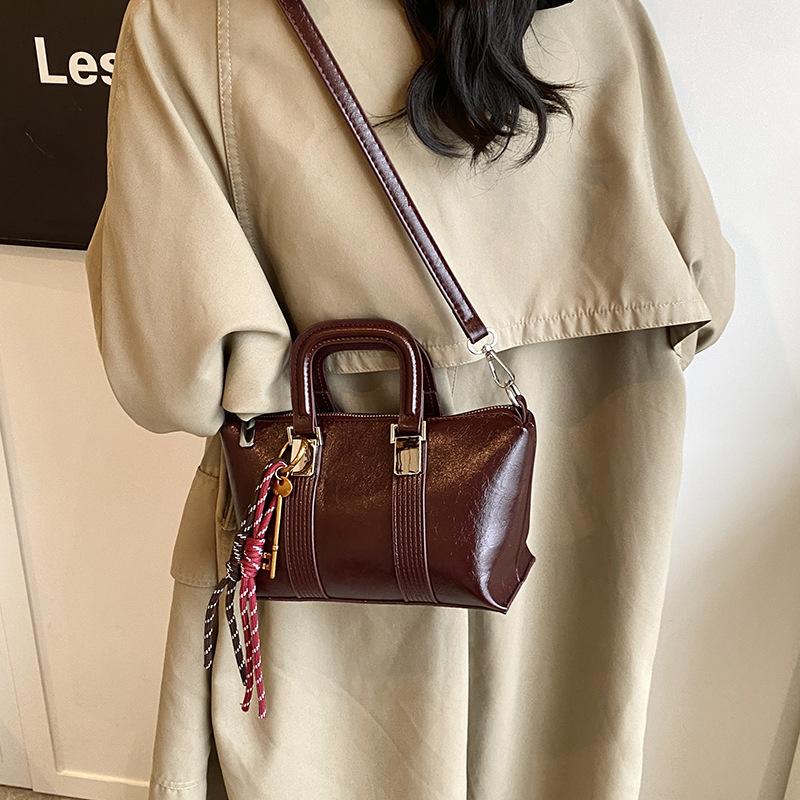 Retro texture small bag women 2025 new portable pillow bag premium versatile commuter messenger bag