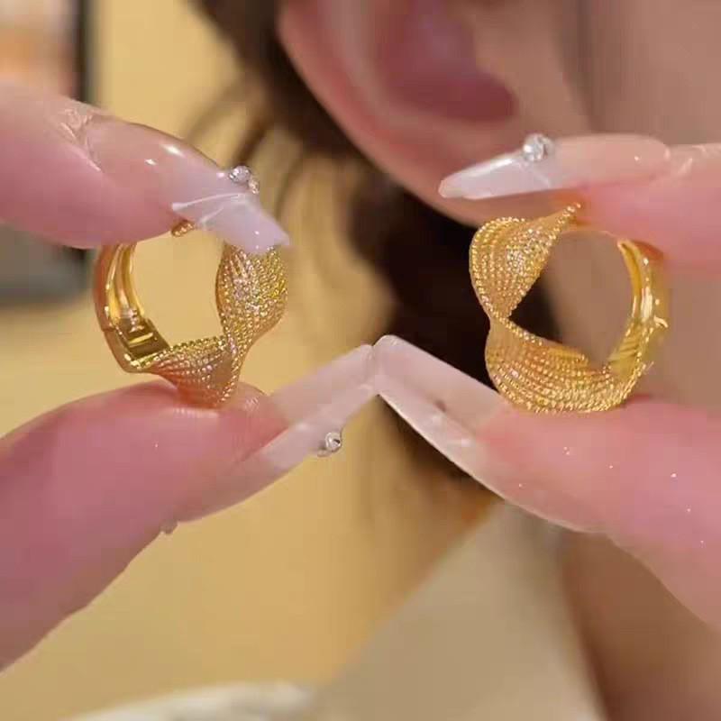 Women's Luxury Textured Metal Hoop Earrings - Versatile Niche Design