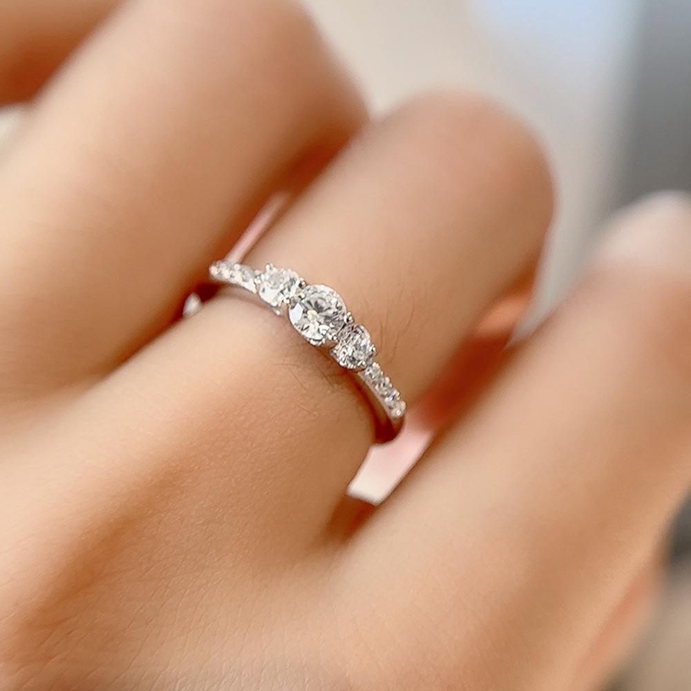 Anello da Donna S925 in Argento Stile Europeo-Americano con Tre Pietre Moissanite Pavé Anello di Lusso con Diamanti