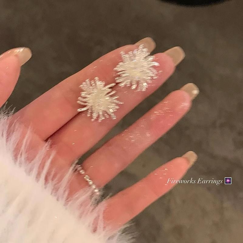 Fireworks Stud Earrings - Luxurious and High-end, with A Grand and Elegant Style. Golden Ear Jewelry for Women, Fashionable Earrings.