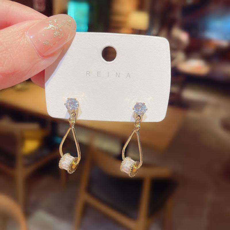 New Korean Silver Needle Micro-inlaid Zircon Stud Earrings for Women, Temperament Geometric Water Drop Earrings, Small Earrings.