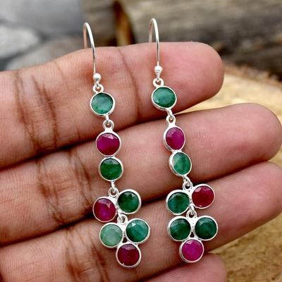 Pendiente colgante largo hecho a mano con piedra preciosa redonda de rubí teñido y esmeralda, pendiente de plata esterlina sólida 925, regalo para ella