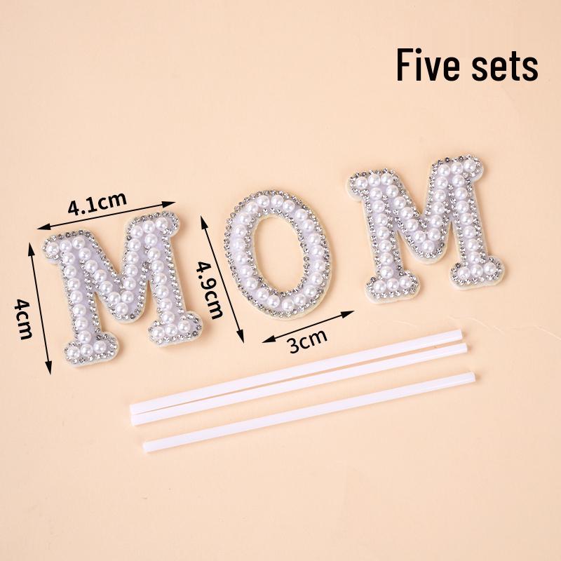 Minimalistischer Tulpen-Kuchenaufsatz mit frischen Blumen und Band für den Muttertag oder Geburtstag