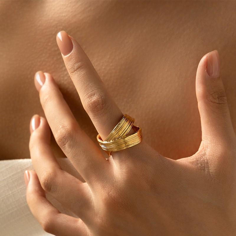 Stylový prsten na prst s plisovaným designem, pozlacený 18K zlatem - Odolný šperk, který nevybledne