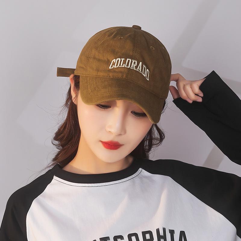 A Big-headed Letter Cap with A Soft Top That Highlights The Face and A Small Ducky-tongued Baseball Cap