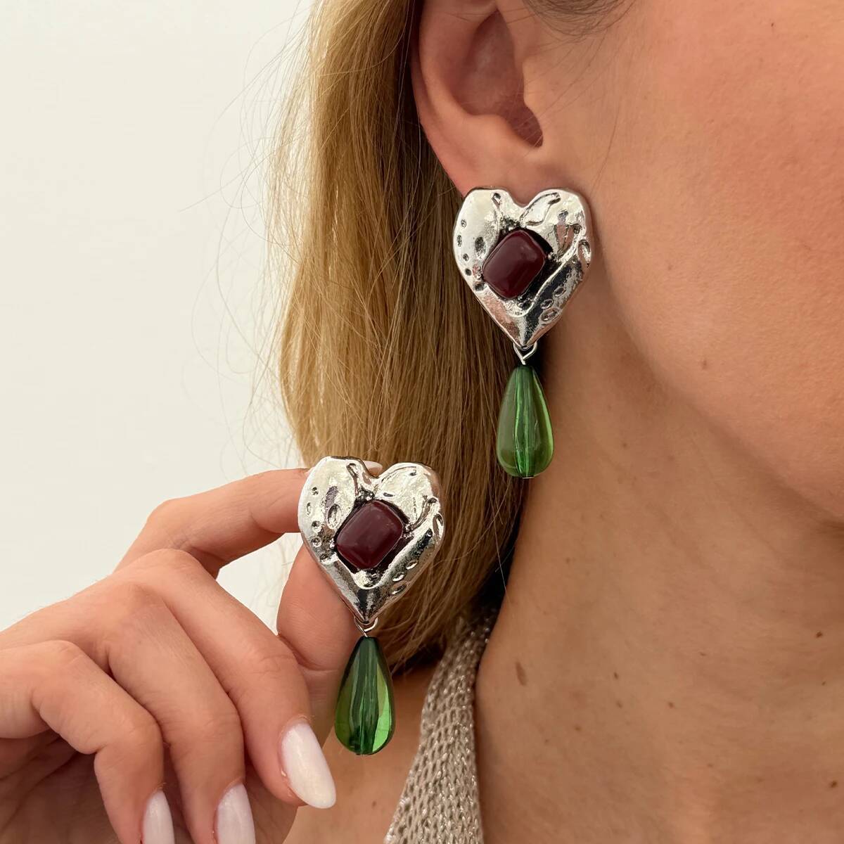 

SHIXIN Vintage Metal Heart Shaped Pendant Earrings Women Luxury Acrylic Water Droplets Hanging Drop Earring 2026 Fashion Jewelry