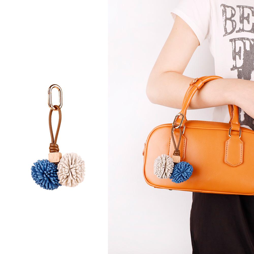 Portachiavi e Ciondolo per Borsa con Nappa a Forma di Palla di Bacca di Bayberry in Stile Zhang Yuanying