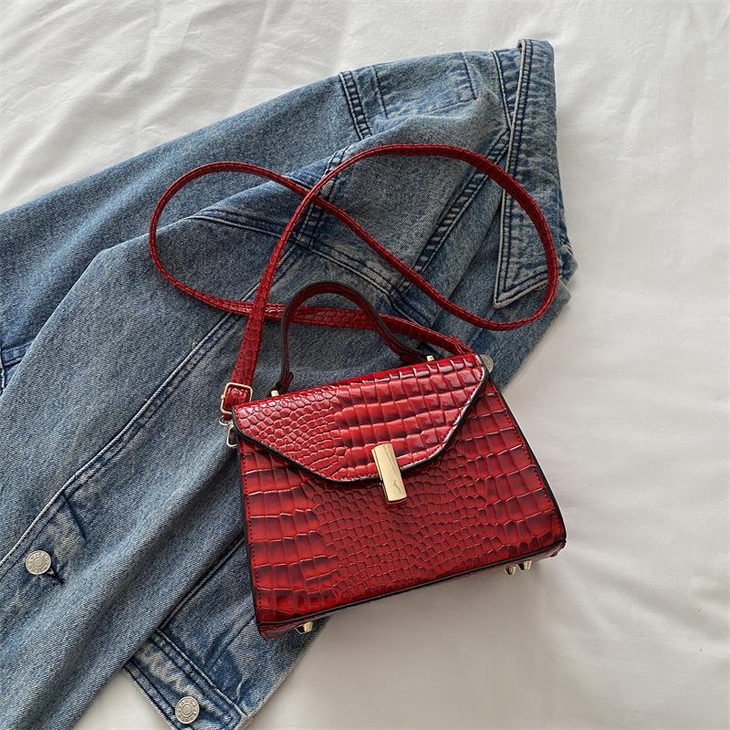 

Стильная и атмосферная женская квадратная сумка на одно плечо с портативной текстурой под кожу ящерицы, европейский и американский трендовый и нишевый дизайн красный