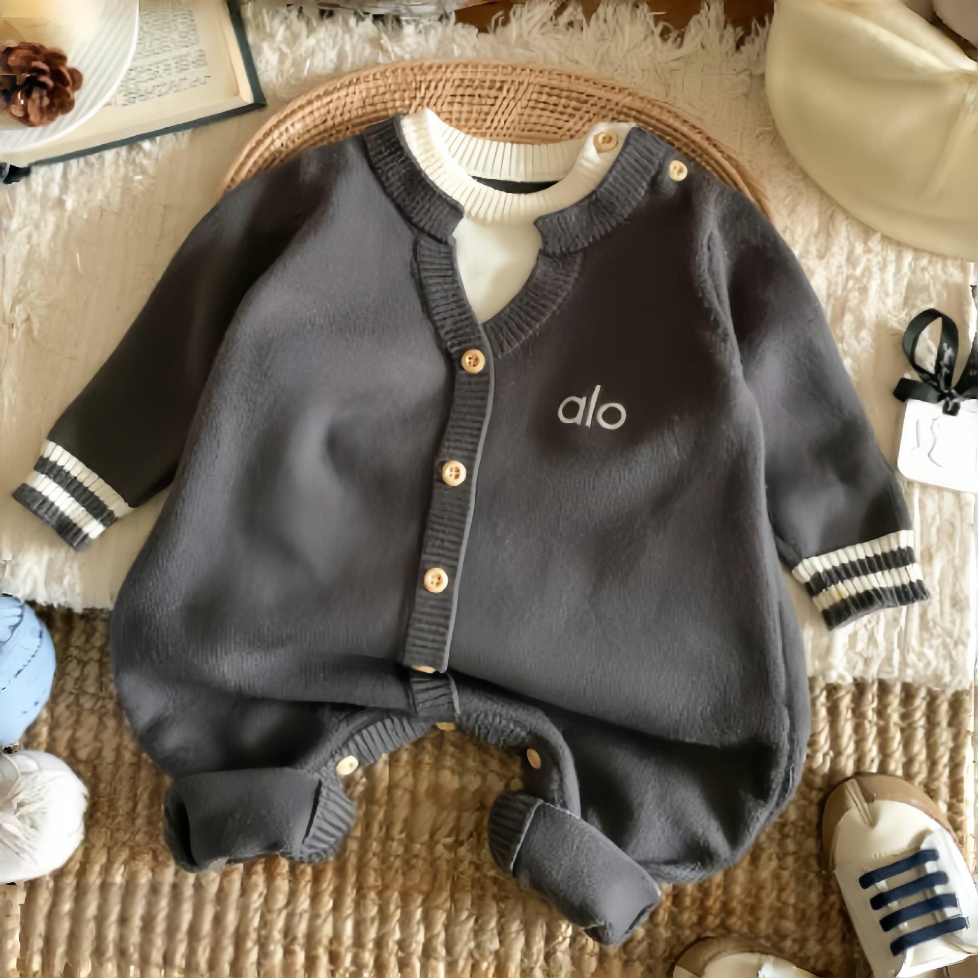 

Детский голубой вязаный ромпер с вышивкой букв - Осенне-зимний двухпредметный образ 73