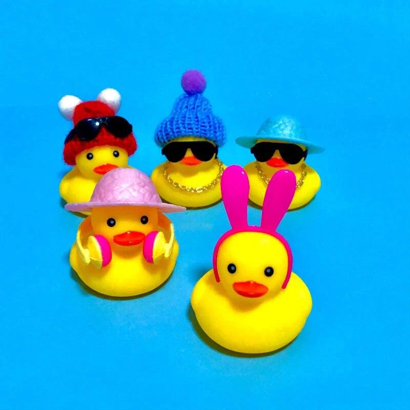 

Прикраси приладової панелі автомобіля Duck Прикраси автомобіля Gum Duck Прикраси автомобіля Cool Duck Аксесуари з міні-кільцем для плавання, намисто, капелюх від сонця та сонцезахисні окуляри Five Ducks A