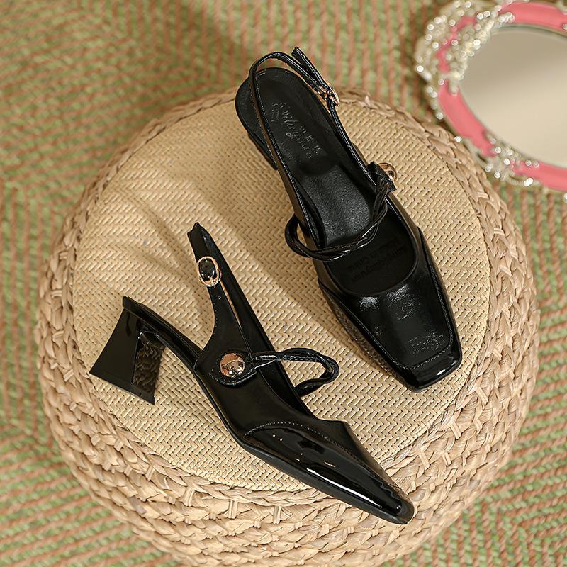 One Word with Bag Head Sandals Women's Thick Heel Summer 2025 New Middle Heel Square Head Rear Empty Single Shoes Red High Heels