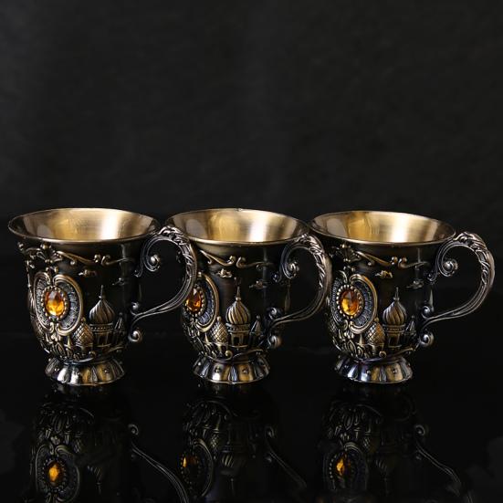 Auffälliges Weinbecher-Dekor im Retro-Stil, Legierung, schönes Weinglas mit Strass-Dekor für die Fotografie