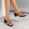 Sommer neue Sandalen Damen quadratische Zehe dünner Riemen Zehen bedeckt gekreuzte Riemen schlichte Mode dicker Absatz High Heel Sandalen Damen