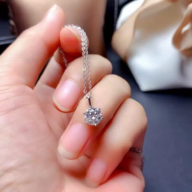 Zirconia Six-Claw Pendant Necklace: Elegant Fashion Design for Women - Perfect Gift for Girlfriend