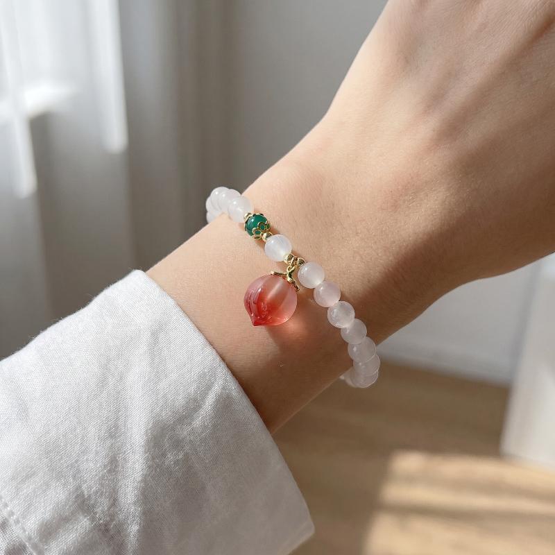 Heldig perlearmbånd til kvinder Kinesisk stil Ferskencharmevedhæng Håndlavet elastisk armbånd Venskabssmykker