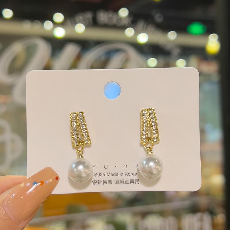 

A Shaped Crystal White Pearl Dangle Earring for Women New Simple Daily Ear Zircon Wholesale Christmas Gift
